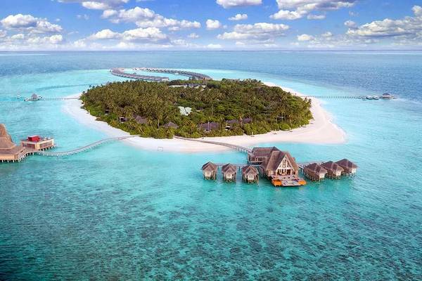 Island Overview, Anantara Kihavah Villas umgeben von türkisblauem Meer, Maldives