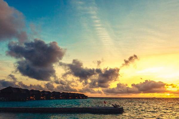 Wasservillen bei Sonnenuntergang I Lily Beach Resort & SPA, Malediven