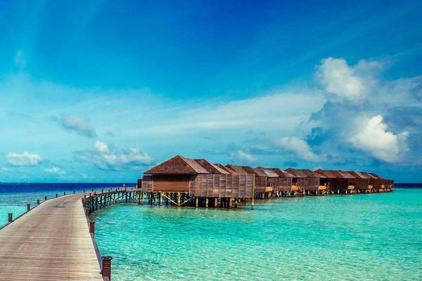 Steg zu den Wasservillen I Lily Beach Resort & SPA, Malediven