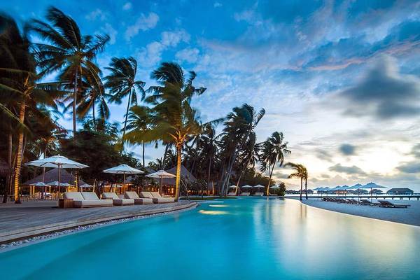 Pool bei Abenddämmerung, COMO Maalifushi, Maldives