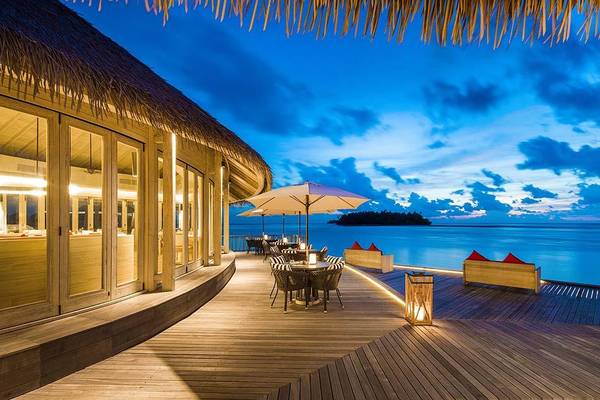 TAI Bar Terrasse bei Nacht, COMO Maalifushi, Maldives