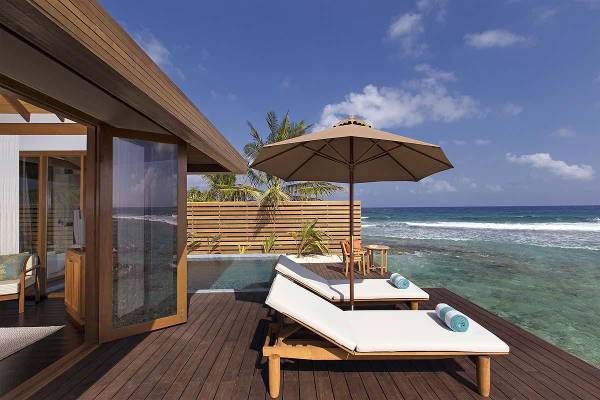 Ocean Pool Bungalow, Sonnenterrrasse, Infinity Pool, Sonnenliegen, Anantara Veli Maldives Resort
