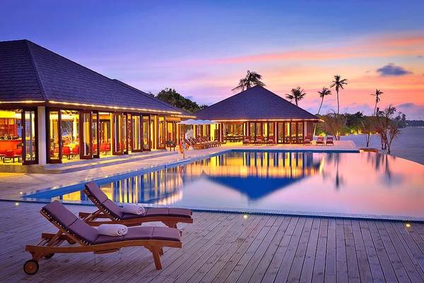 The Sunset, Pool am Abend, Atmosphere Kanifushi Maldives 