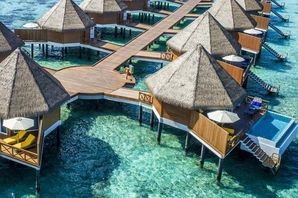 Luftaufnahme Wasservillas, Mercure Maldives Kooddoo Resort