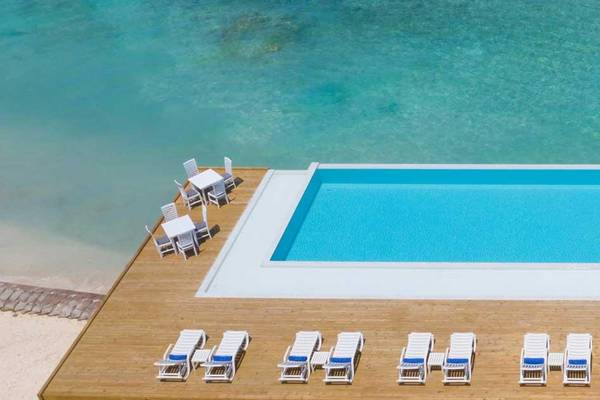 Pool, Sandies Bathala