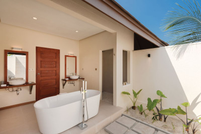 varu-by-atmosphee-maldives-beach-villa-bathroom