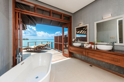 varu-by-atmosphere-maldives-water-villa-bathroom-view