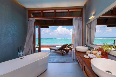 varu-by-atmosphere-maldives-water-suite-with-pool-bathroom-view